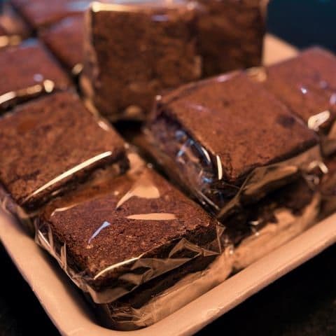 Bandeja com brownies embalados individualmente, prontos para o pedido